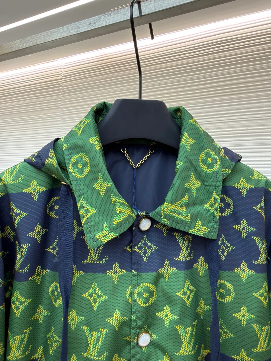 LOUIS VUITTON contrasting color presbyopic hooded jacket ●Original version: purchased and developed by 24386 ●Item number: 1681295-B60 ●Material: polyester fiber fabric ●Technology: printing production ●Color: blue and green color matching ●Version: fitted version ●Weight: about 510 grams ●Size: 46-48-50-52 ●Description: When classic Monogram presbyopia meets contrasting stripes, this LV jacket instantly ignites the trend! The collision of green and navy is full of tension, the presbyopia logo all over the floor shows the pedigree of the luxury brand, and the hooded design takes into account both style and practicality. Whether you are going out on the street or socializing in luxury, it can make you stand out from the crowd in one second. It is an excellent choice for advanced wear for presbyopia lovers. Wear it and you will be a walking fashion hormone. The overall wiring is straight and delicate, the fabric is comfortable and soft, and the color is consistent without color difference. It can be matched with the same style to create a fashionable look and control various occasions. Customized accessories, complete with three standards, same style for men and women!